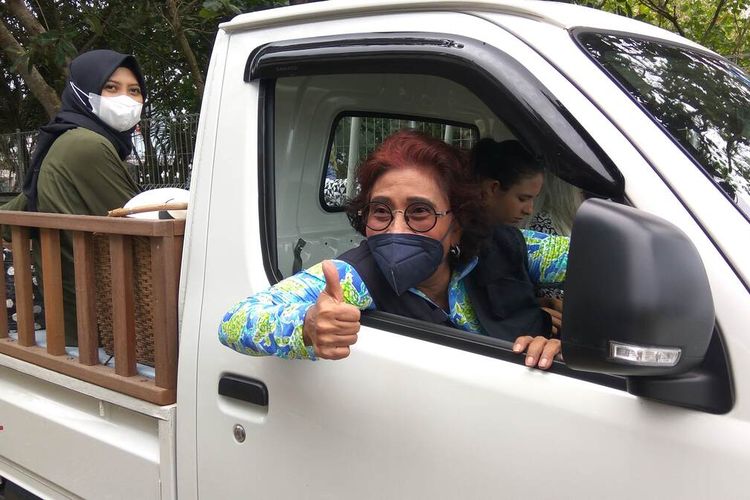 Susi Pudjiastuti mengendarai pikap warna putih saat menuju Beach Strip di Pamugaran, foto diambil pada 13/1/2022. Video Susi kendarai pikap kembali viral saat dia hendak menuju Cileutik untuk berenang, beberapa hari lalu.