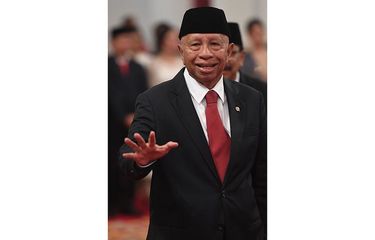 Anggota Dewan Pertimbangan Presiden (Wantimpres), Arifin Panigoro berpose sebelum upacara pelantikan di Istana Merdeka, Jakarta, Jumat (13/12/2019). Presiden resmi melantik sembilan orang Wantimpres periode 2019-2024