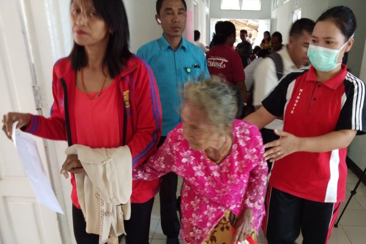 Nenek Agustina Mone (76), nenek asal Kecamatan Raijua, Kabupaten Sabu Raijua, Nusa Tenggara Timur (NTT), saat memeriksa matanya di RSUD Menia, Jumat (11/5/2018)