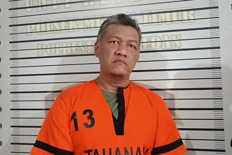 Gerith Tampubolon (44) diwawancarai saat berada di Polsek Medan Timur pada Senin (11/8/2025). Ia ditangkap karena mencuri besi PT KAI. 