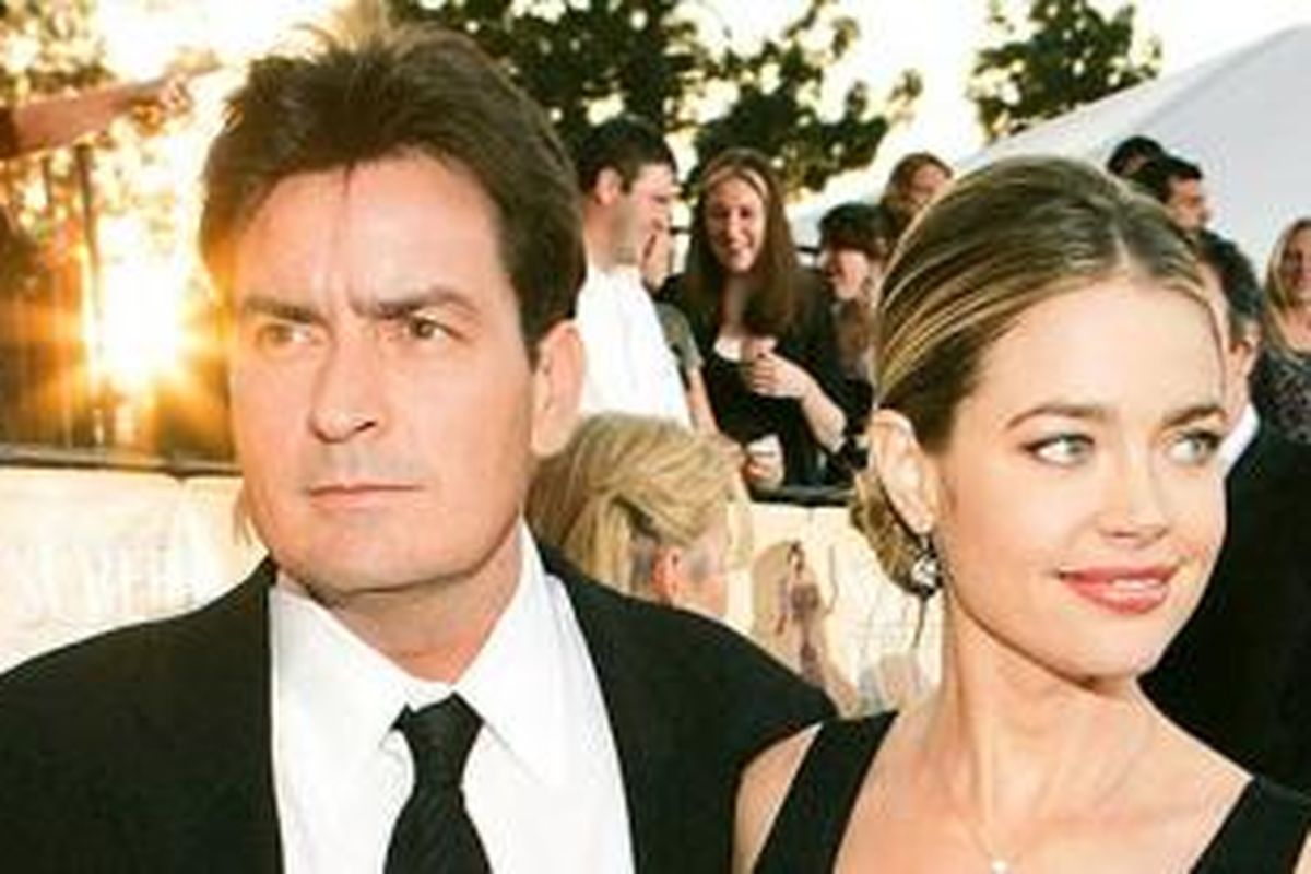 Charlie Sheen (kiri) dan Denise Richards