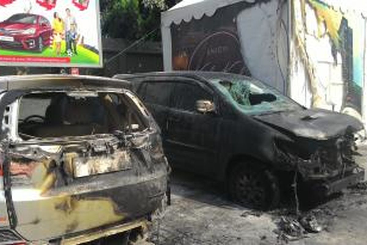 Dua mobil terbakar dalam kebakaran di SPBU Pertamina di Jalan Gatot Subroto, Jakarta Selatan, Selasa (1/9/2015).