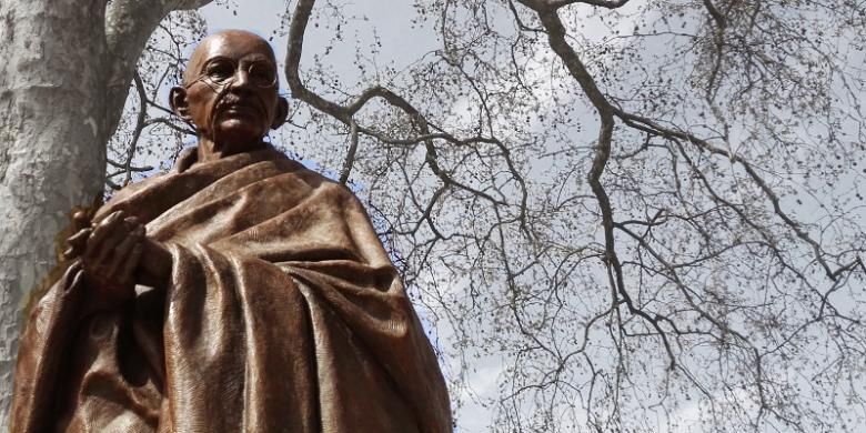 Patung Mahatma Gandhi di Parliament Square, London, Inggris.