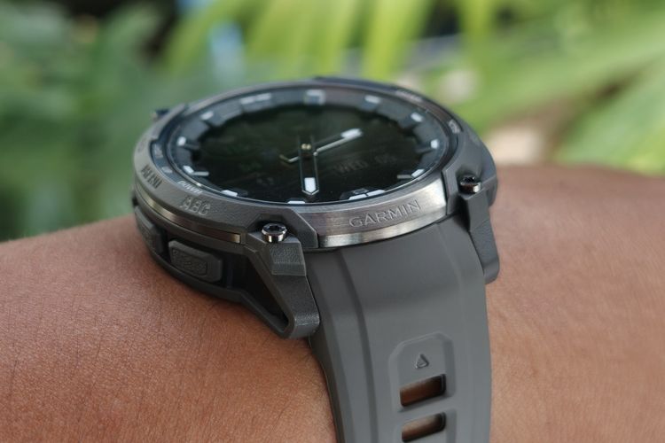 Bodi utama smartwatch Garmin Instinct Crossover AMOLED yang dilapisi karet kasar dan bezel stainless steel.