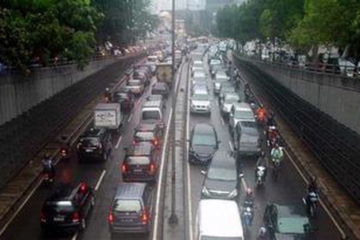 Situasi lalu lintas di terowongan Casablanca di Jalan Prof. Dr. Satrio, Jakarta Selatan, Selasa (21/9/2010). 