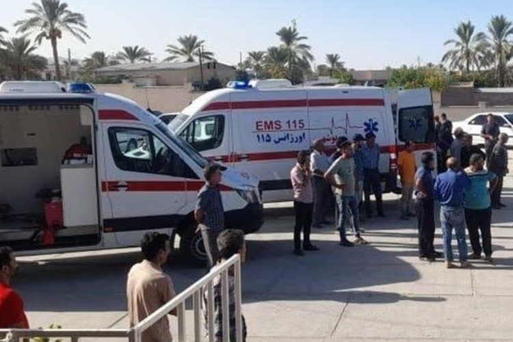 Foto ambulans yang membawa murid perempuan Iran ke rumah sakit saat keracunan.