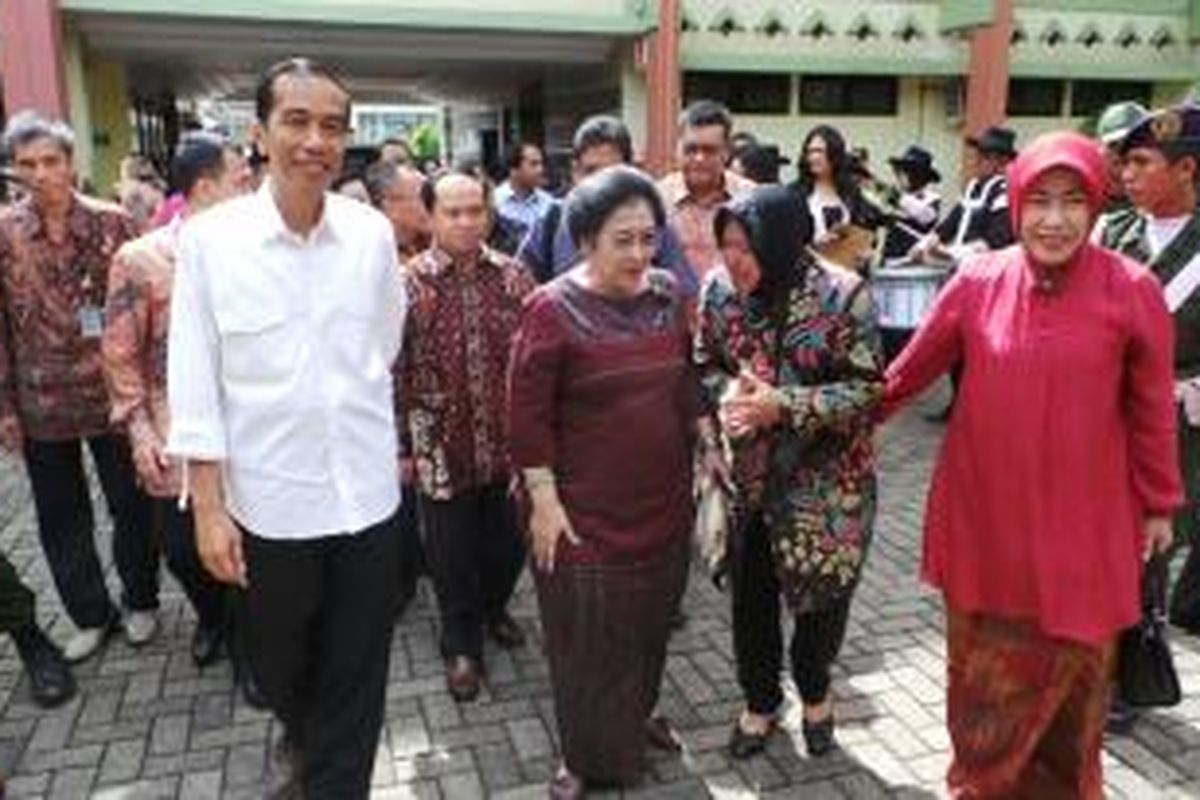 Gubernur DKI Jakarta Joko Widodo (kiri), Ketua Umum PDI Perjuangan Megawati Soekarnoputri (tengah), dan Wali Kota Surabaya Tri Rismaharini (dua dari kanan) menghadiri acara Dialog Kebangsaan: Kedaulatan Pangan dan Martabat Bangsa di Universitas Islam Negeri Syarif Hidayatullah, Jakarta, Sabtu (21/12/2013).