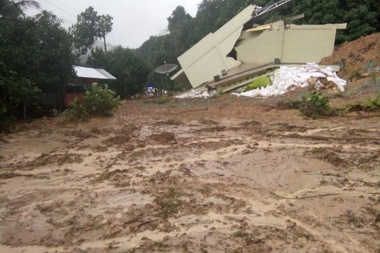 Pemkab Sijunjung tetapkan masa tanggap darurat bencana selama 15 hari akibat banjir dan longsor, Selasa (21/1/2020)