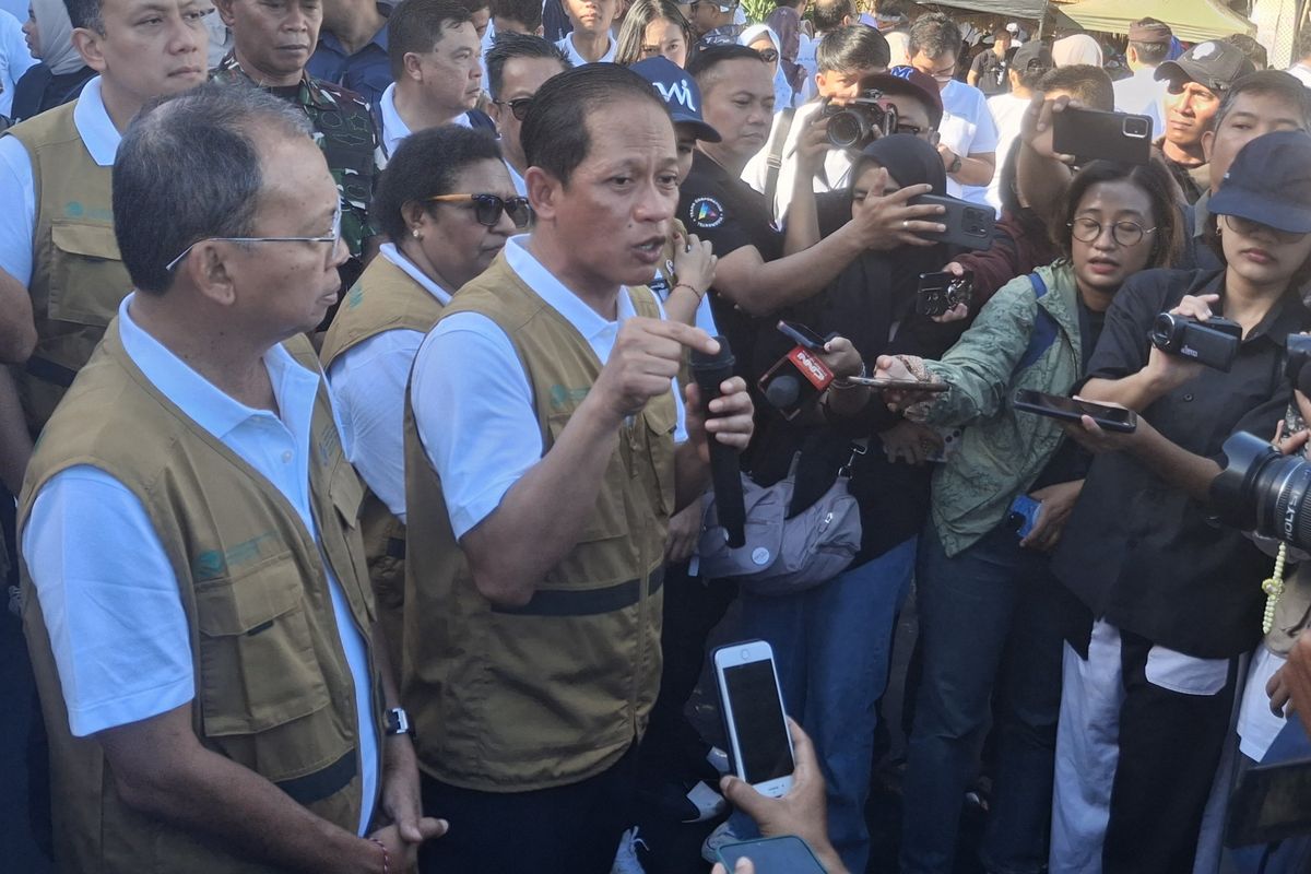 Menteri Lingkugan Hidup, Hanif Faisol Nurofiq didampingi Gubernur Wayan Koster dalam dalam acara Hari Lingkungan Hidup Sedunia 2025 di Pantai Kuta, Kabupaten Badung, Bali, pada Kamis (5/6/2025). KOMPAS.com/ Yohenes Valdi Seriang Ginta