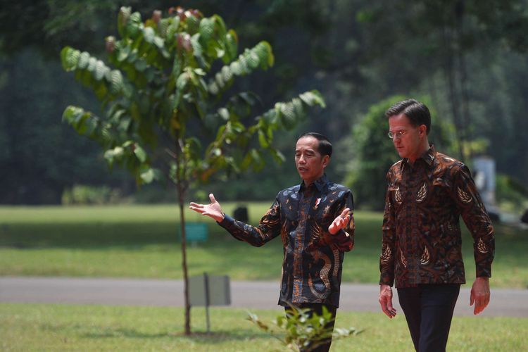 Presiden Joko Widodo (kiri) berbincang dengan PM Belanda Mark Rutte, sebelum pertemuan di Istana Bogor, Jawa Barat, Senin (7/10/19). Pertemuan itu membahas kerja sama strategis antara Indonesia dan Belanda kedepan berdasarkan prinsip kemitraan komprehensif.