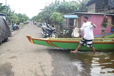 Banjir Sidrap, Warga Terpaksa Gunakan Perahu untuk Beraktivitas
