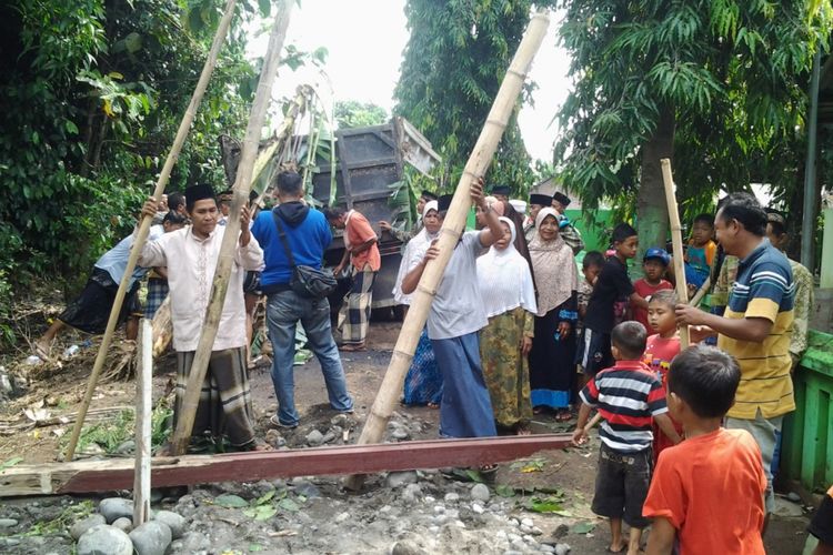 Warga Rawa Branten Kendal, saat memblokade jalan yang dilewati dump truk.