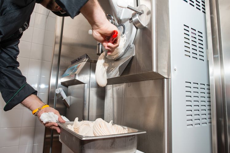 Ilustrasi mesin es krim. Mesin es krim bisa dibersihkan dengan membilasnya tiga kali.