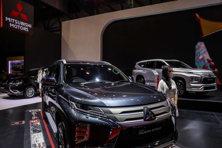 Suasana pameran di booth Mitsubishi Motors IIMS Hybrid 2021 di Hall A1 JiExpo Kemayoran, Jakarta Utara, Kamis (15/4/2021). Mitsubishi Motors ikut memeriahkan Indonesia International Motor Show (IIMS) yang berlangsung dari 15-25 April 2021, dengan menerapkan protokol kesehatan yang ketat.