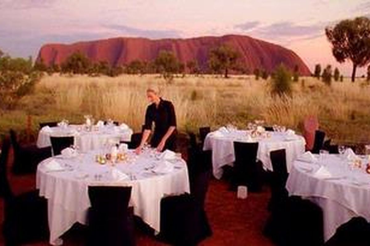 Makan malam mewah di alam terbuka di Uluru, Australia. 