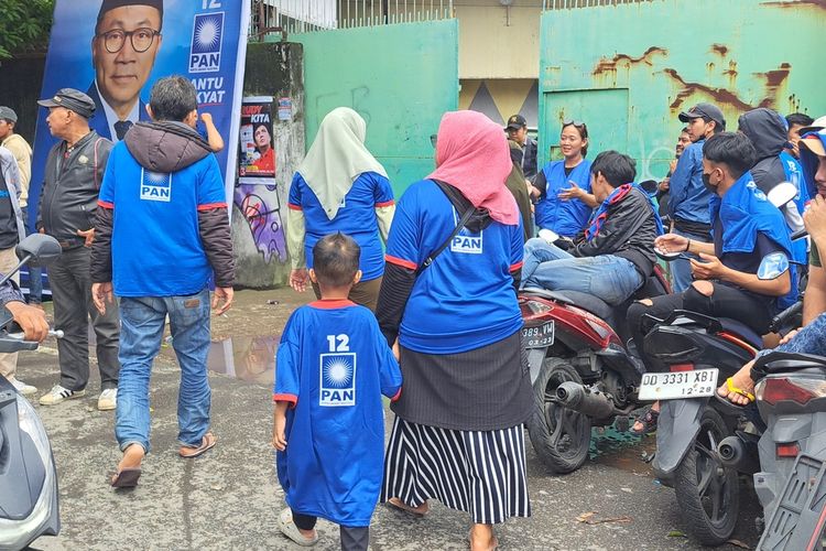 Seorang anak di bawah umur mengenakan baju partai bersama orangtuanya saat hendak memasuki lokasi kampanye terbatas PAN di GOR Anugrah,Jalan Sultan Dg Raja, Kecamatan Bontoala, Kota Makassar, Sulawesi Selatan (Sulsel), Rabu (24/1/2024)