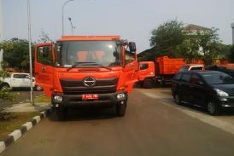 Dua truk armroll tiba di halaman Sudin Kebersihan Jakarta Selatan untuk menggantikan puluhan truk sampah tak layak pakai, Selasa (27/10/2015).