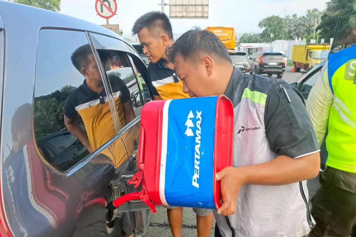 Salah satu layanan unggulan Satgas RAFI Pertamina 2024 yaitu Motorist yang mengantarkan BBM ke lokasi pemudik di tengah jalan tol untuk memastikan kecukupan BBM sehingga perjalanan pemudik lancar hingga tujuannya. 