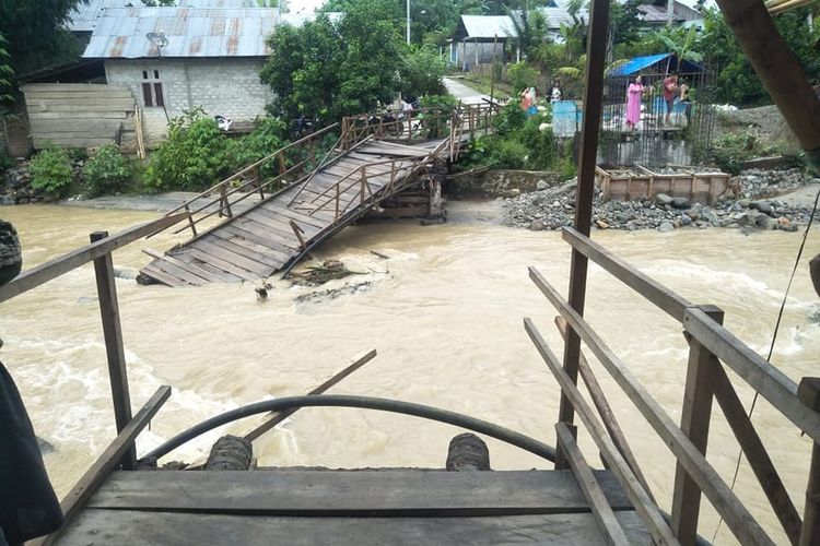 Kondisi jembatan yang ambruk terseret aliran sungai Tulabolo. Putusnya jembatan ini mengakibatkan masyarakat di sejumlah desa dan para penambang emas terisolir.