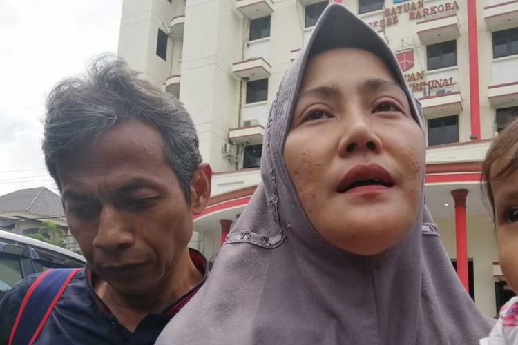 Zikria Dzatil, tersangka Penghina Wali Kota Surabaya Tri Rismaharini dijemput suaminya Daru Asmara Jaya, usai dibebaskan setelah penangguhan penahanannya dikabulkan penyidik Polrestabes Surabaya, Senin (17/2/2020).