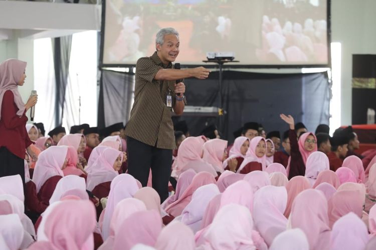 Gubernur Jawa Tengah Ganjar Pranowo saat menghadiri halaqoh kyai santri tentang radikalisme di Salatiga, Sabtu (14/9/2019).