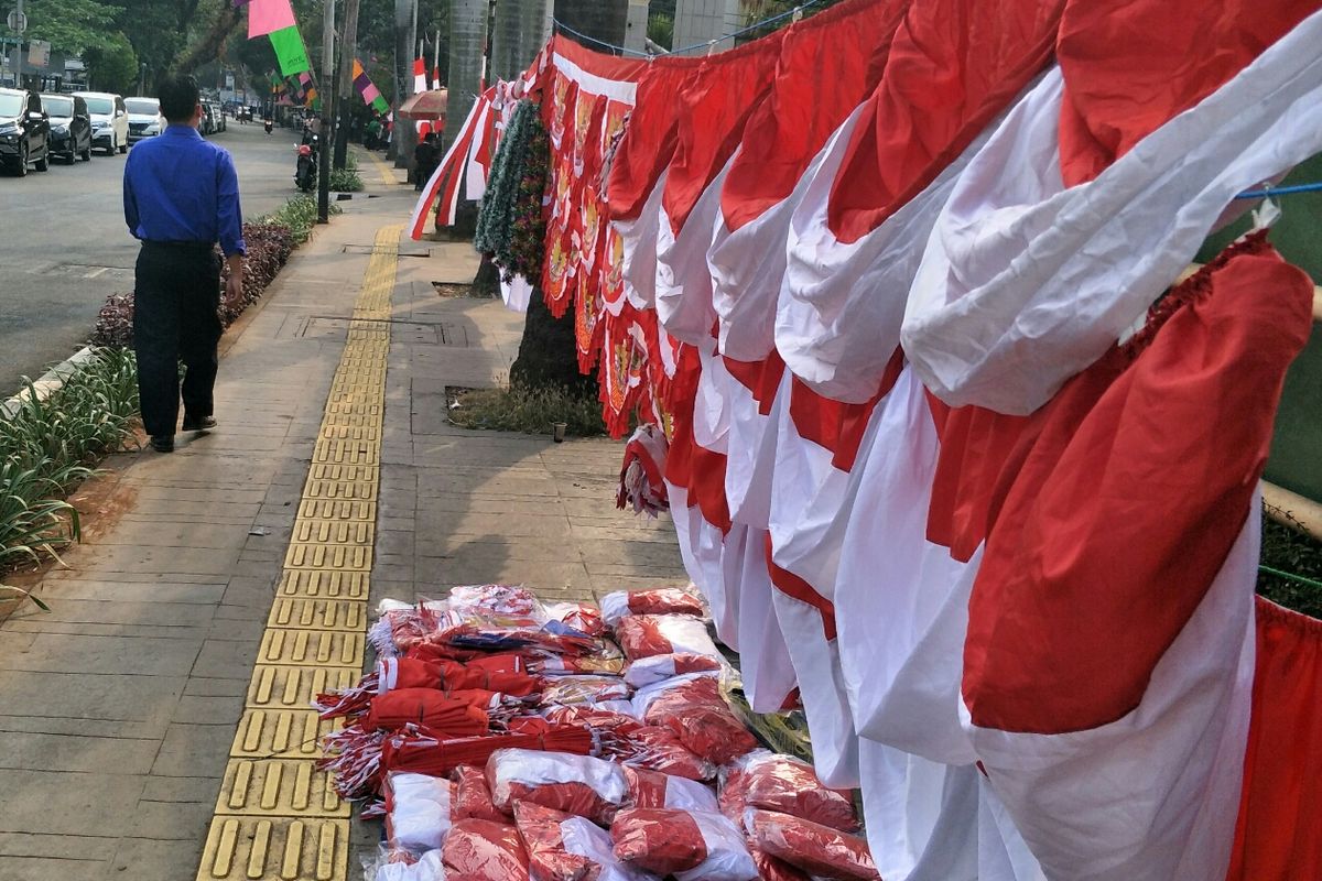 Pedagang pernak pernik bendera di kawasan Cut Meutia, Menteng, Jakarta Pusat, Kamis (8/8/2019).