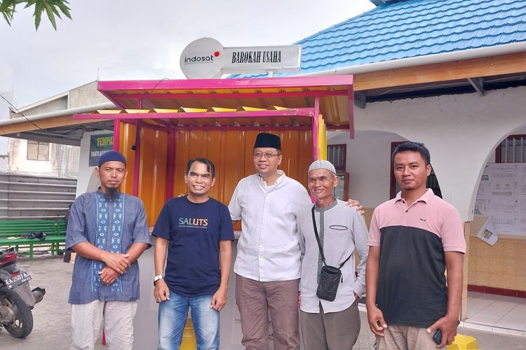 Sabram, marbot masjid di Sumbawa, mendapat bantuan modal usaha dan gerobak berkah. 