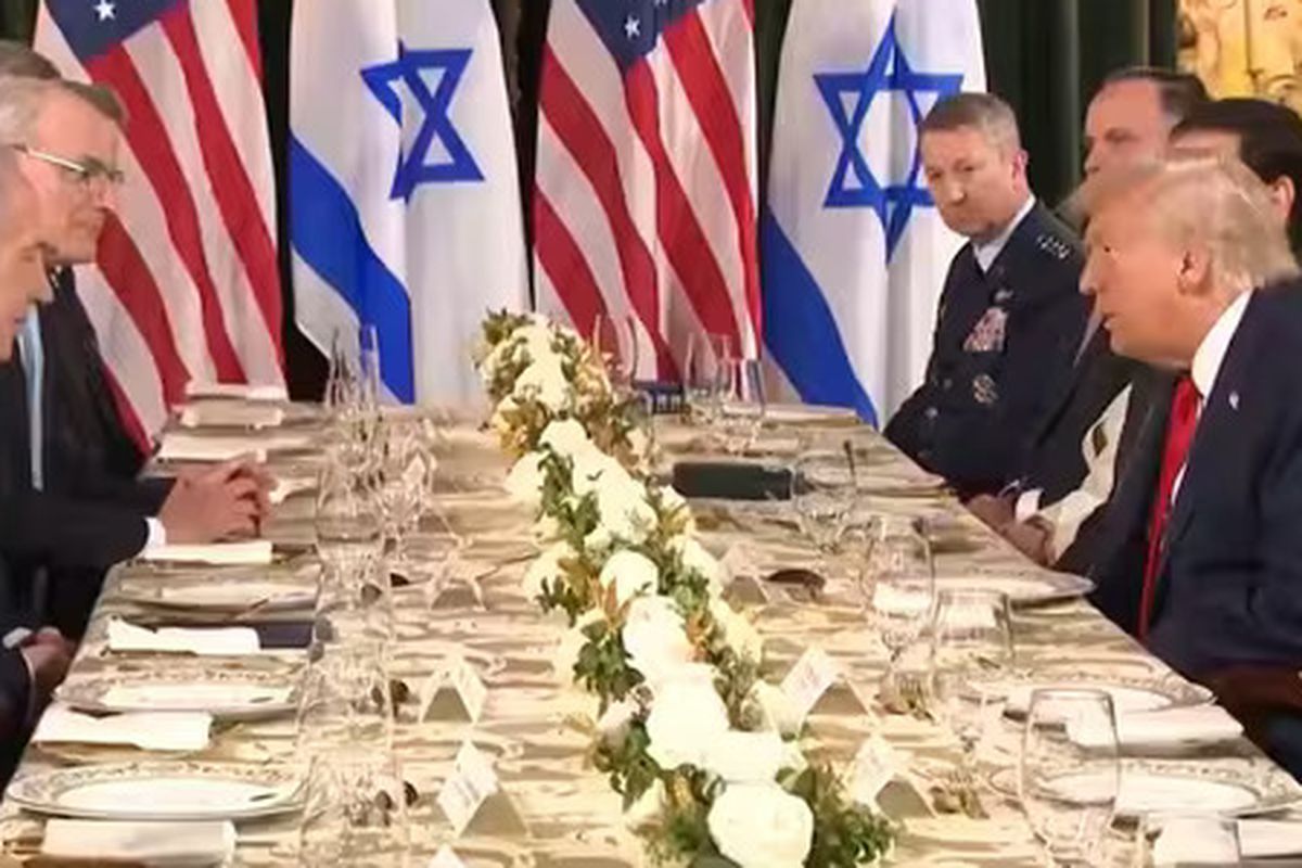 Donald Trump tertangkap mikrofon saat meluapkan kekesalannya karena tidak mendapatkan Hadiah Nobel Perdamaian dalam pertemuan dengan Perdana Menteri Israel Benjamin Netanyahu. 