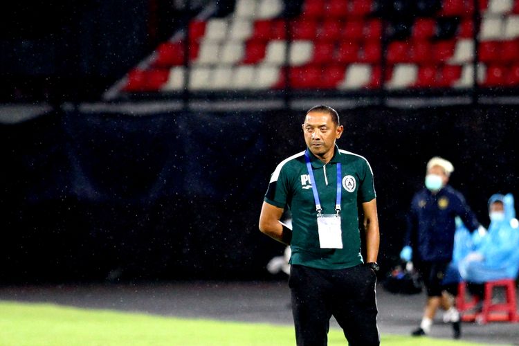 Pelatih PSS Sleman I Putu Gede saat pertandingan pekan 31 Liga 1 2021-2022 melawan PSIS Semarang yang berakhir dengan skor 0-1 di Stadion Kapten I Wayan Dipta Gianyar, Rabu (16/3/2022) malam.