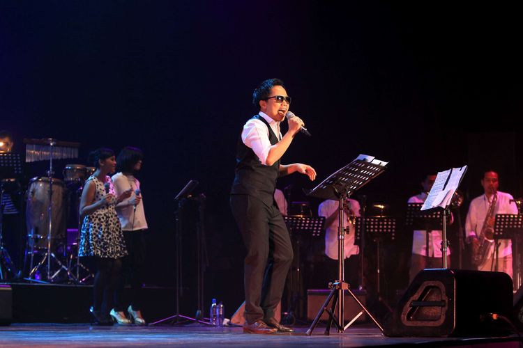 Penyanyi Sandhy Sondoro tampil di Yamaha Music Project Tribute to Michael Jackson pada hari pertama Java Jazz Festival 2015 di JIExpo Kemayoran, Jakarta, Jumat (6/3/2015). Java Jazz Festival 2015 yang berlangsung hingga Minggu (8/3/2015) menampilkan artis dari dalam dan luar negeri. KOMPAS IMAGES/KRISTIANTO PURNOMO