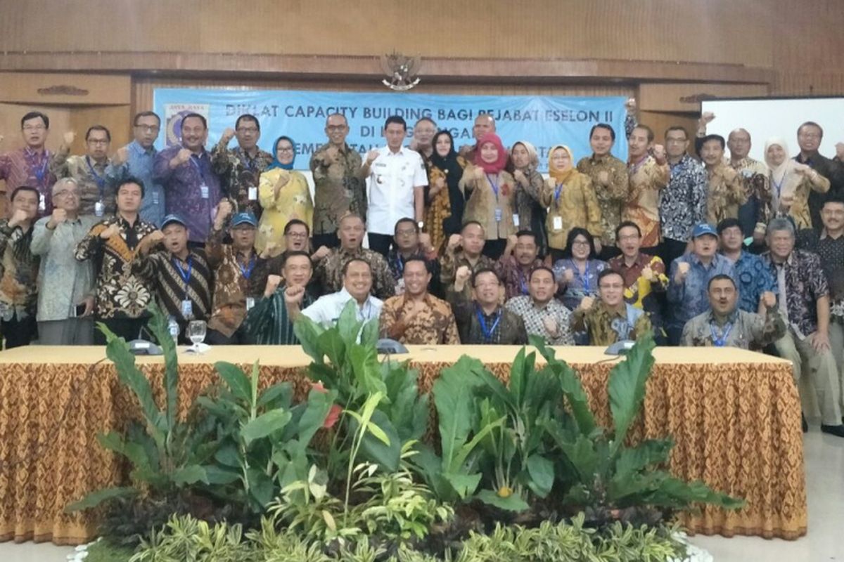 Wakil Gubernur DKI Jakarta Sandiaga Uno bersama pejabat eselon II yang selesai mengikuti diklat di Pusat Pelatihan Manajemen Kepemimpinan Pertanian, Jalan Raya Puncak, Bogor, Rabu (21/3/2018). 