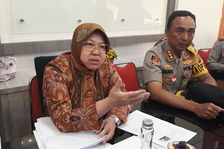 Wali Kota Surabaya Tri Rismaharini bersama Kapolrestabes Surabaya Kombes Pol Sandi Nugroho saat mengumpulkan dua kelompok geng remaja yang hendak melakukan tawuran di Gedung Mall Pelayanan Publik Siola, Surabaya, Kamis (10/10/2019).