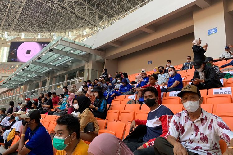 Tribune penonton di Stadion JIS