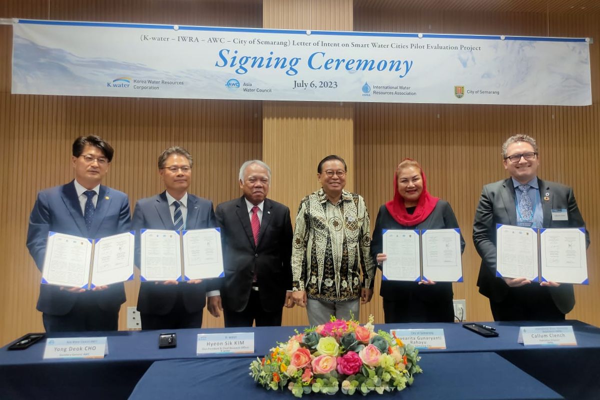 Wali Kota (Walkot) Semarang Hevearita Gunaryanti Rahayu menandatangani Letter of Intent (LoI) Smart Water Cities Pilot Evaluation Project pertama di luar negara Korea Selatan, di Korea Selatan (Korsel), Kamis (7/7/2023). Smart Water Cities Pilot Evaluation Project merupakan program kolaborasi dengan International Water Resources Association (IWRA), Korea Water Resources Corporation (K-water), dan Asia Water Council (AWC).