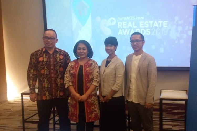 (Dari kiri ke kanan) Ketua Umum Arebi Lukas Bong, Country GM Rumah123.com Maria Herawati Manik, GM Marketing Rumah123.com Fanny Meilana, dan arsitek Mande Austriono K dalam jumpa pers Real Estate Awards 2019 di Jakarta, Rabu (10/4/2019).