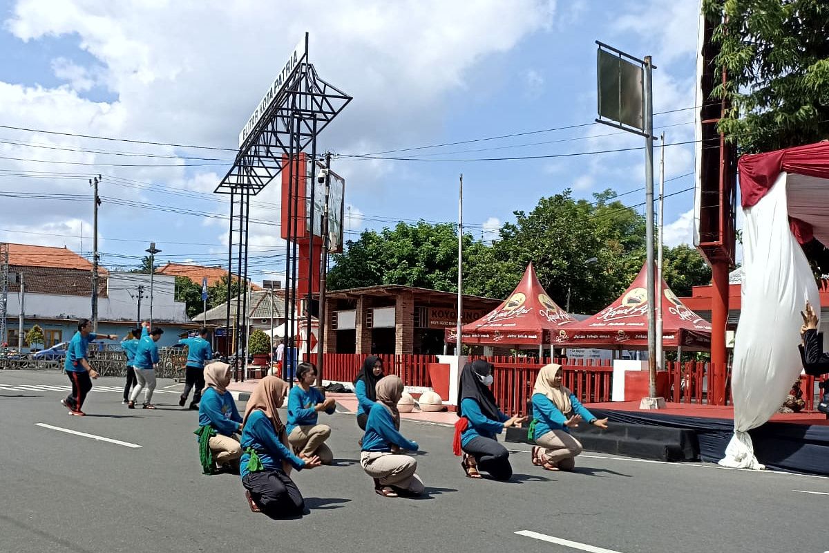 Peserta Blitar Ethnic National (BEN) Carnival Kedua berlatih pada sesi gladi resik di Jalan Ahmad Yani, Kota Blitar, Jumat (14/7/2023). BEN Carnival Kedua akan berlangsung Sabtu (15/7/2023)