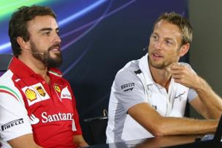 Pebalap Ferrari asal Spanyol, Fernando Alons (kiri), berbicara dengan pebalap McLaren dari Inggris, Jenson Button, pada konferesni pers di Sirkuit Yas Marina, Kamis (20/11/2014) jelang GP Abu Dhabi.