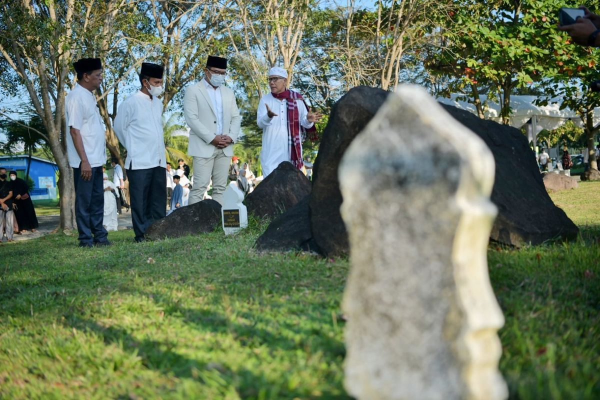 Gubernur Jawa Barat (Jabar) Ridwan Kamil saat berziarah kubur ke makam korban tsunami Aceh 2004 dalam peringatan 17 tahun tsunami Aceh.di area kuburan massal Ule Lheue Banda Aceh, Minggu (26/12/2021).

