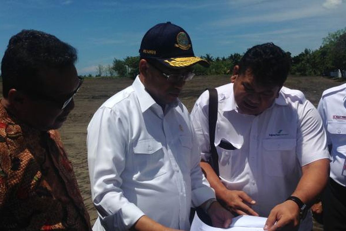 Menteri Perhubungan (Menhub) Budi Karya Sumadi, meninjau persiapan peletakan batu pertama atau groundbreaking Bandara baru di Yogyakarta (21/1/2017)