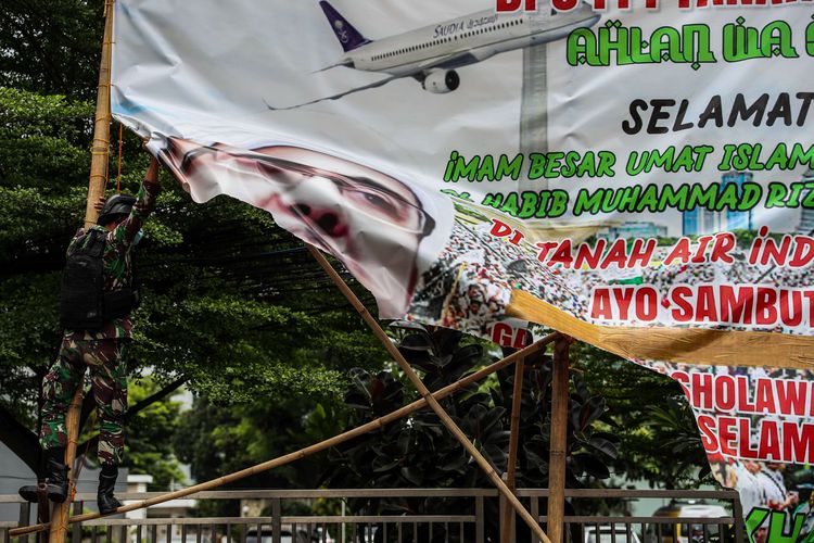 Prajurit TNI menertibkan spanduk tidak berizin saat patroli keamanan di Tanah Abang, Jakarta Pusat, Jumat (20/11/2020). Pangdam Jaya Mayjen TNI Dudung Abdurachman, memerintahkan jajarannya untuk mencopot spanduk dan baliho pemimpin Front Pembela Islam (FPI) Rizieq Shihab.