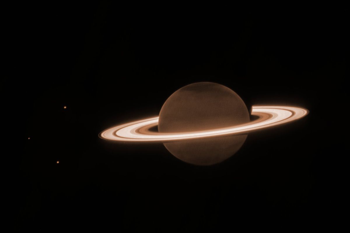 Foto terbaru cincin Saturnus. Gambar ini berhasil ditangkap Teleskop Luar Angkasa James Webb, menampilkan detil-detil cincin Saturnus, fitur-fitur atmosfer hingga bulan Saturnus.