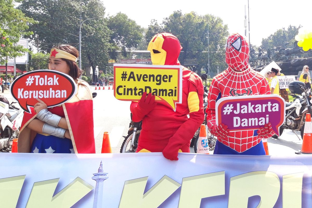 Superhero ikuti aksi massa di Patung Kuda, Jalan Medan Merdeka, Jakarta Pusat, Selasa (18/6/2019)