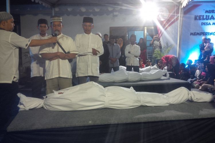 Lomba membungkus jenazah di RW 03, Desa Mekarbakti, Kecamatan Pamulihan, Kabupaten Sumedang, Jawa Barat, 
