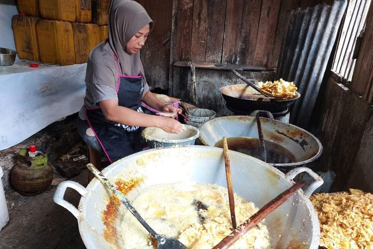 Yuliza, ibu rumah tangga di Kelurahan Campago Guguk Bulek, Mandiangin Koto Selayan, Kota Bukittinggi, Sumatra Barat merintis usaha keripik tempe sejak tahun 2019.