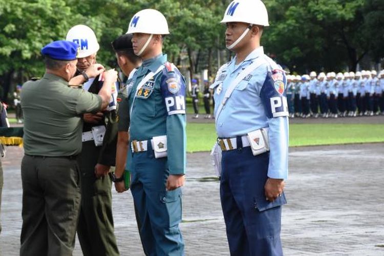 Kasdam I/BB Brigjen TNI Tiopan Aritonang memasang pita Operasi Gaktib dan Yustisi 2017, Kamis (26/1/2017)