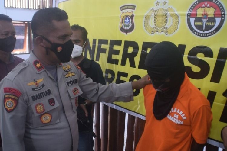 Dua pengedar jaringan narkoba berinsial LA (19) dan RM (17), dibekuk Satuan Narkoba Polres Baubau di perumahan warga Kelurahan Kadolokatapi, Kecamatan Wolio, kota Baubau, Sulawesi Tenggara. Wakapolres Baubau, Kompol Bachtiar berinteraksi dengan pelaku.