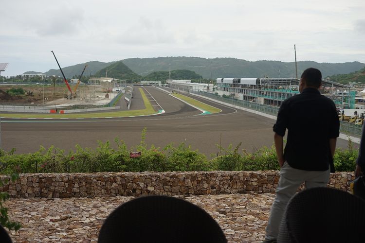 Trek lurus terpanjang Sirkuit Mandalika adalah view yang akan didapatkan dari ruangan terbuka Bukit Jokowi.