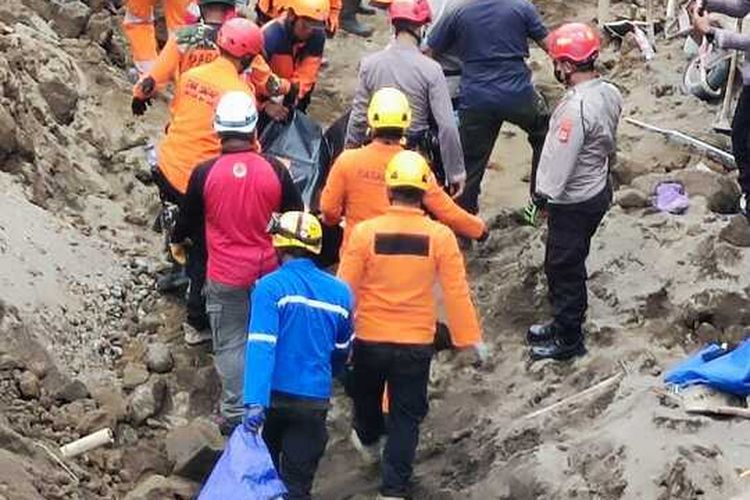 Tim SAR gabungan saat mengevakuasi satu korban longsoran dinding talud proyek perumahan di daerah Wedomartani, Kapanewon Ngemplak, Kabupaten Sleman. Satu korban yang ditemukan atas nama Surya warga Klaten, Jawa Tengah.