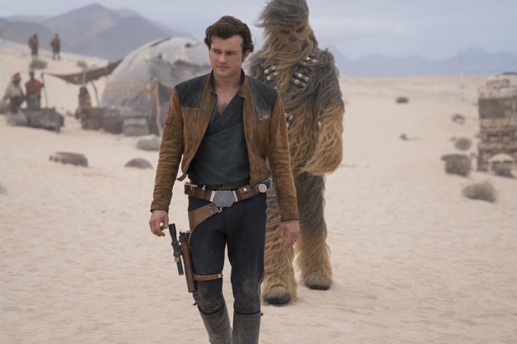 Alden Ehrenreich sebagai Han Solo dan Joonas Suotamo sebagai Chewbacca berperan dalam Solo: A Star Wars Story.