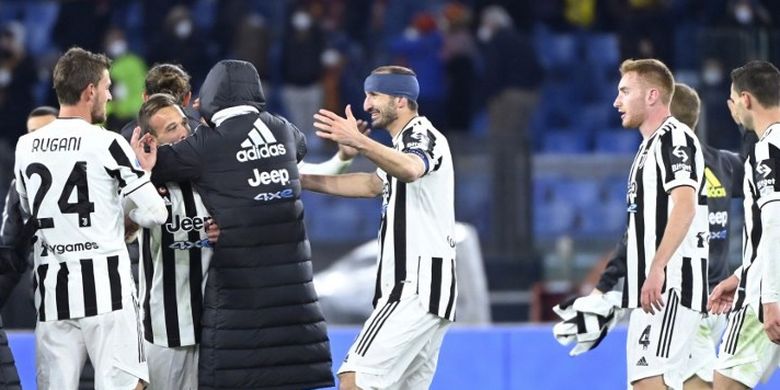 Bek Juventus, Giorgio Chiellini, melakukan selebrasi bersama rekan setim usai meraih kemenangan dramatis 4-3 ats Roma di Stadion Olimpico dalam laga Liga Italia 2021-2022, pada 9 Januari 2022.